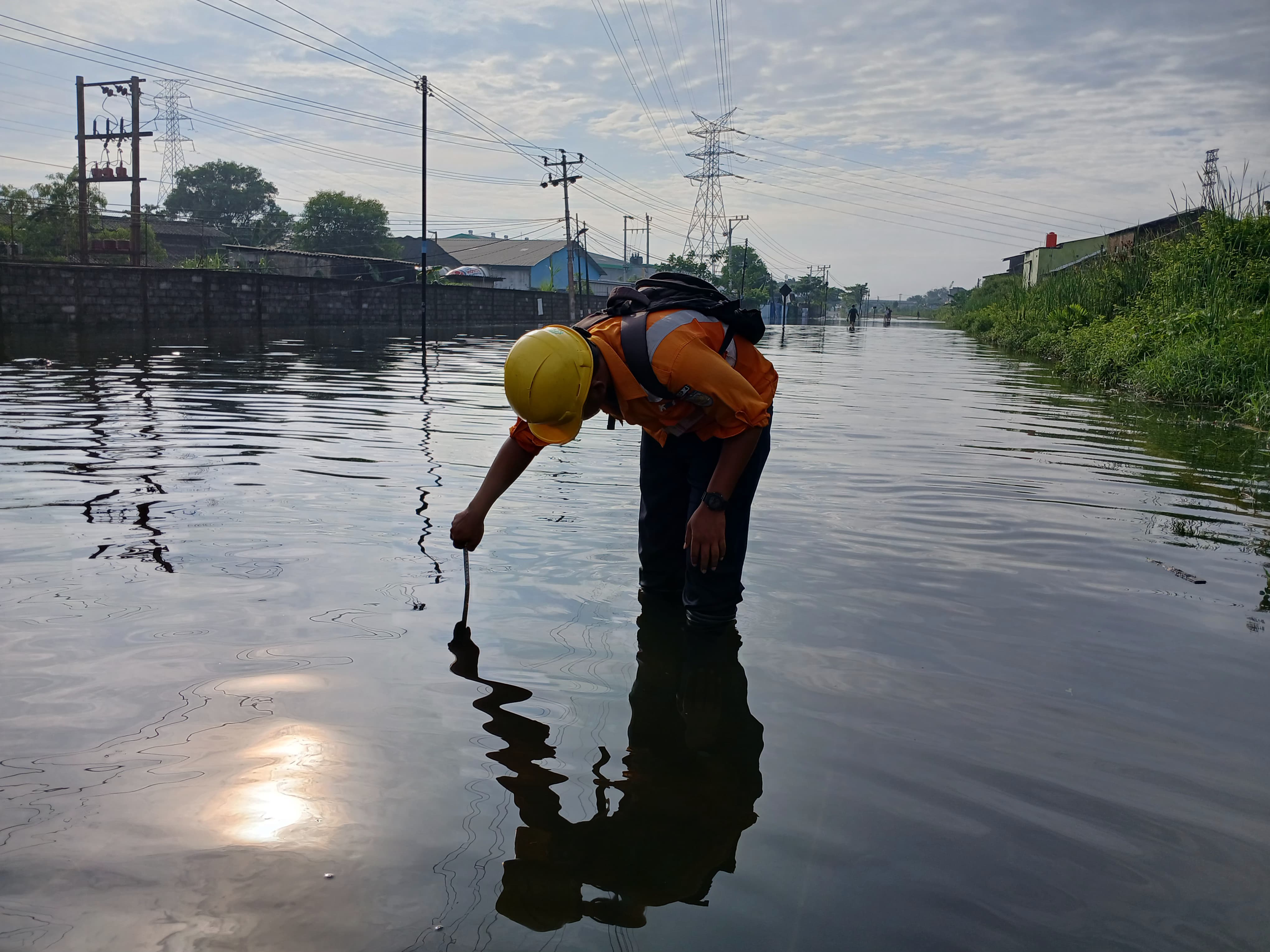 FENOMENA ALAM: Petugas KAI mengecek kondisi rel KA yang terendam banjir di Semarang, Rabu (29/10/2025).