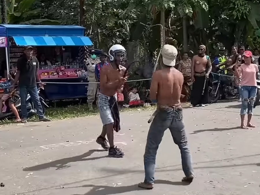 JAILAK: Peserta tiban mengucap kata &ldquo;Jailak&rdquo; sambil melecutkan sabetan. Tanda sabetannya mengenai lawan.