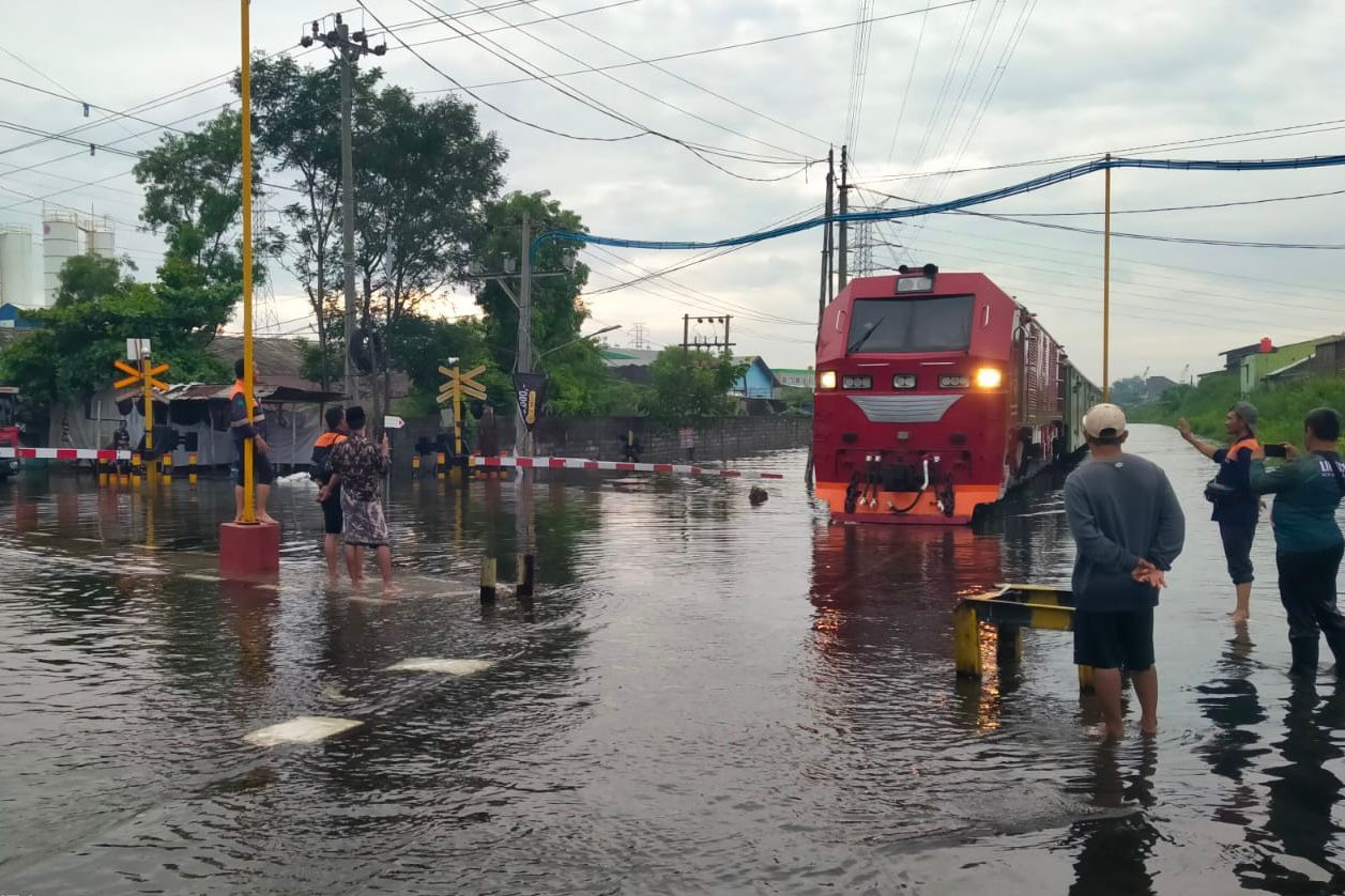 TERENDAM: Petugas KAI terus memantau jalur yang teremdam di Wilayah Semarang hingga hari ini.
