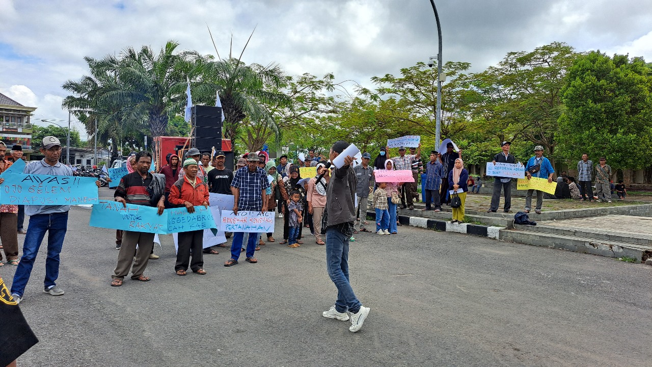 CARI KEADILAN: Ratusan warga menyampaikan aspirasi di Kantor Bupati Blitar Kanigoro, Rabu (29/10/2025).