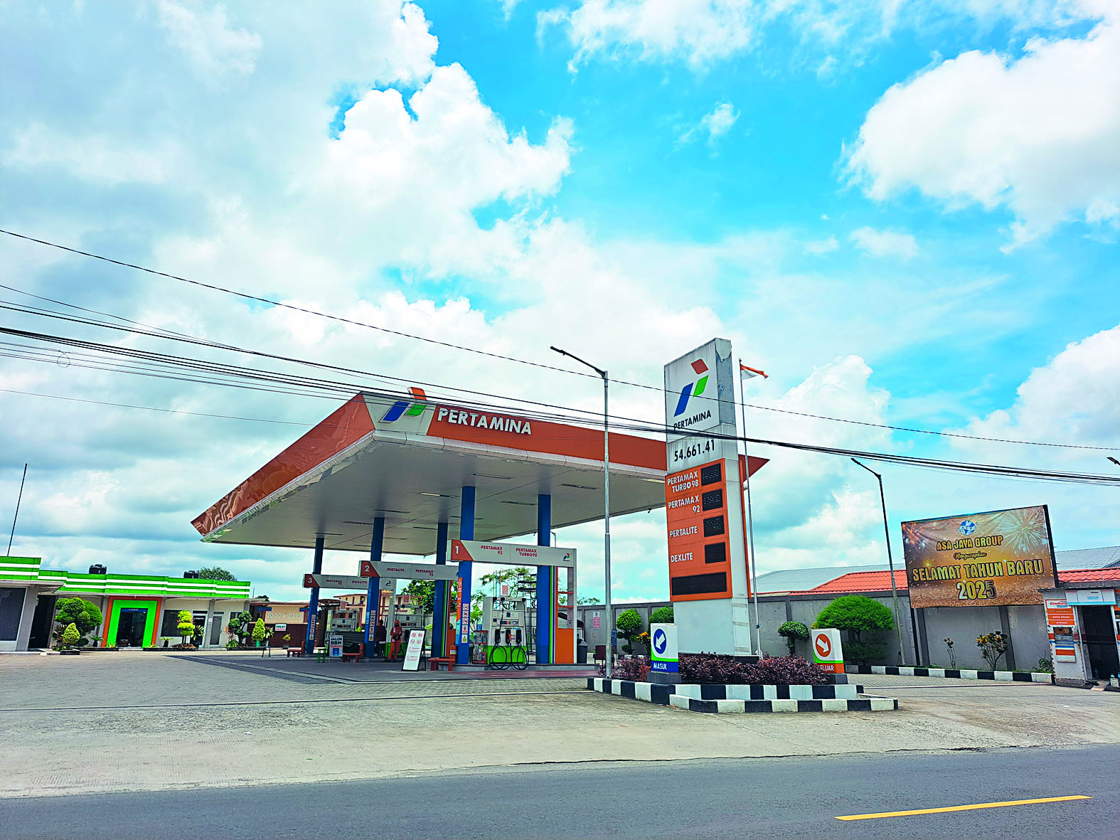 RAMAI MBREBET: Salah satu SPBU yang ada di wilayah Garum, Kabupaten Blitar.