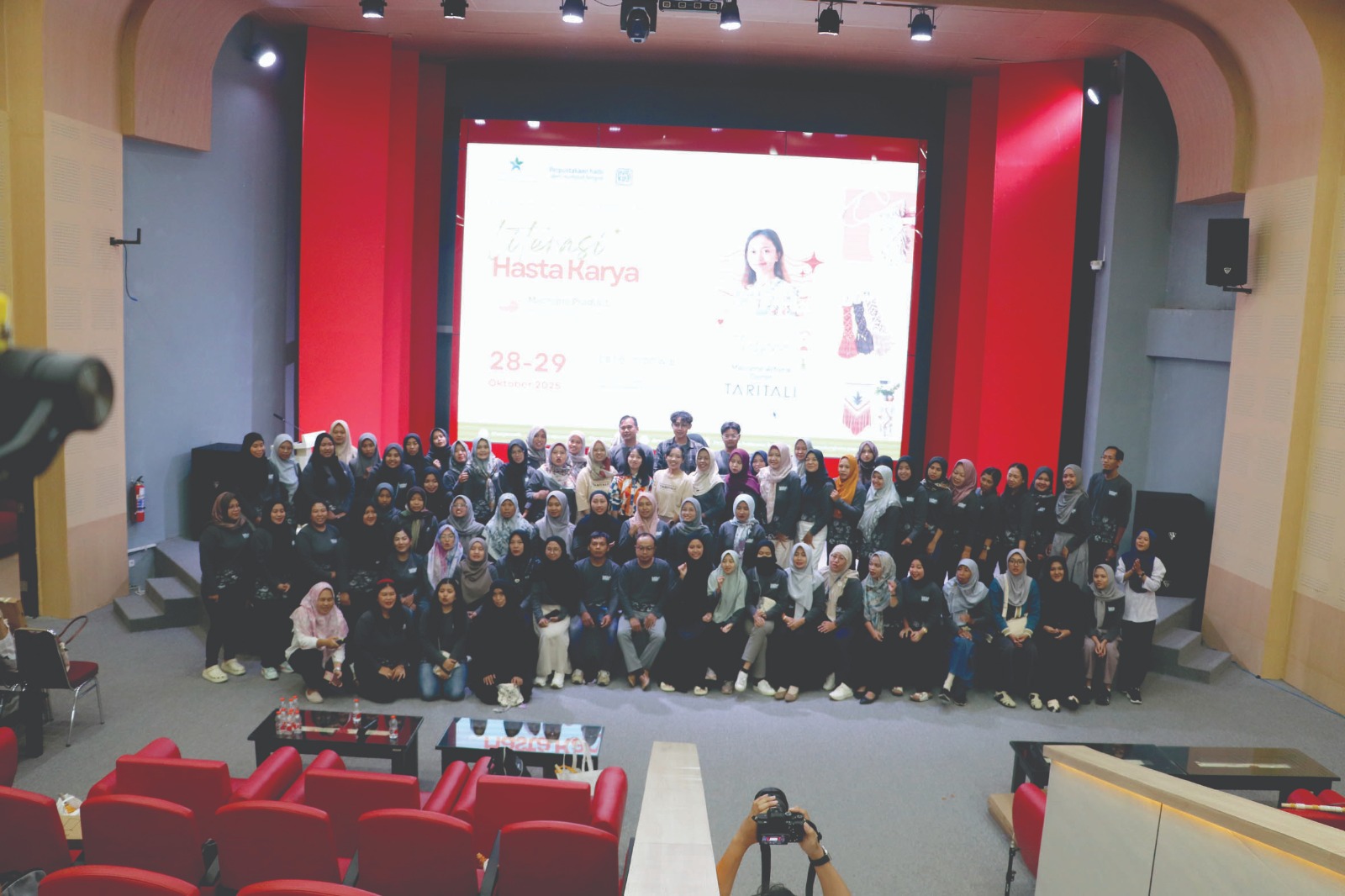 RELASI BARU: Foto bersama usai pelaksanaan Literasi Hasta Karya selama dua hari di Auditorium Sukarno.