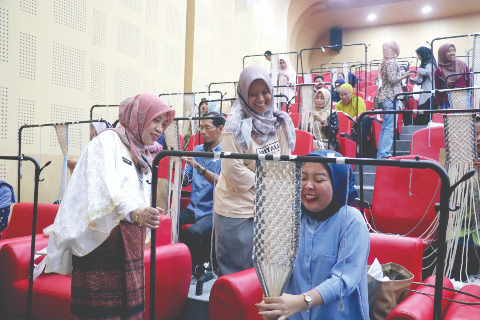 DEKAT: Kepala UPT Perpustakaan Proklamator Bung Karno, Nurny Syam (kiri), membersamai para peserta Literasi Hasta Karya yang praktik membuat produk makrame, Rabu (29/10/2025).
