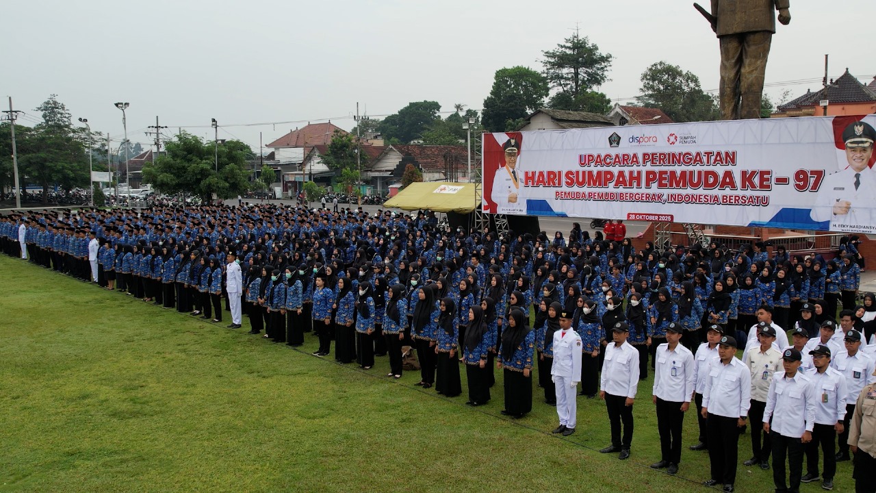 SUDAH CAIR: Puluhan aparatur sipil negara (ASN) Pemkab Blitar mengikuti upacara Hari Sumpah Pemuda pada Selasa (28/10/2025).