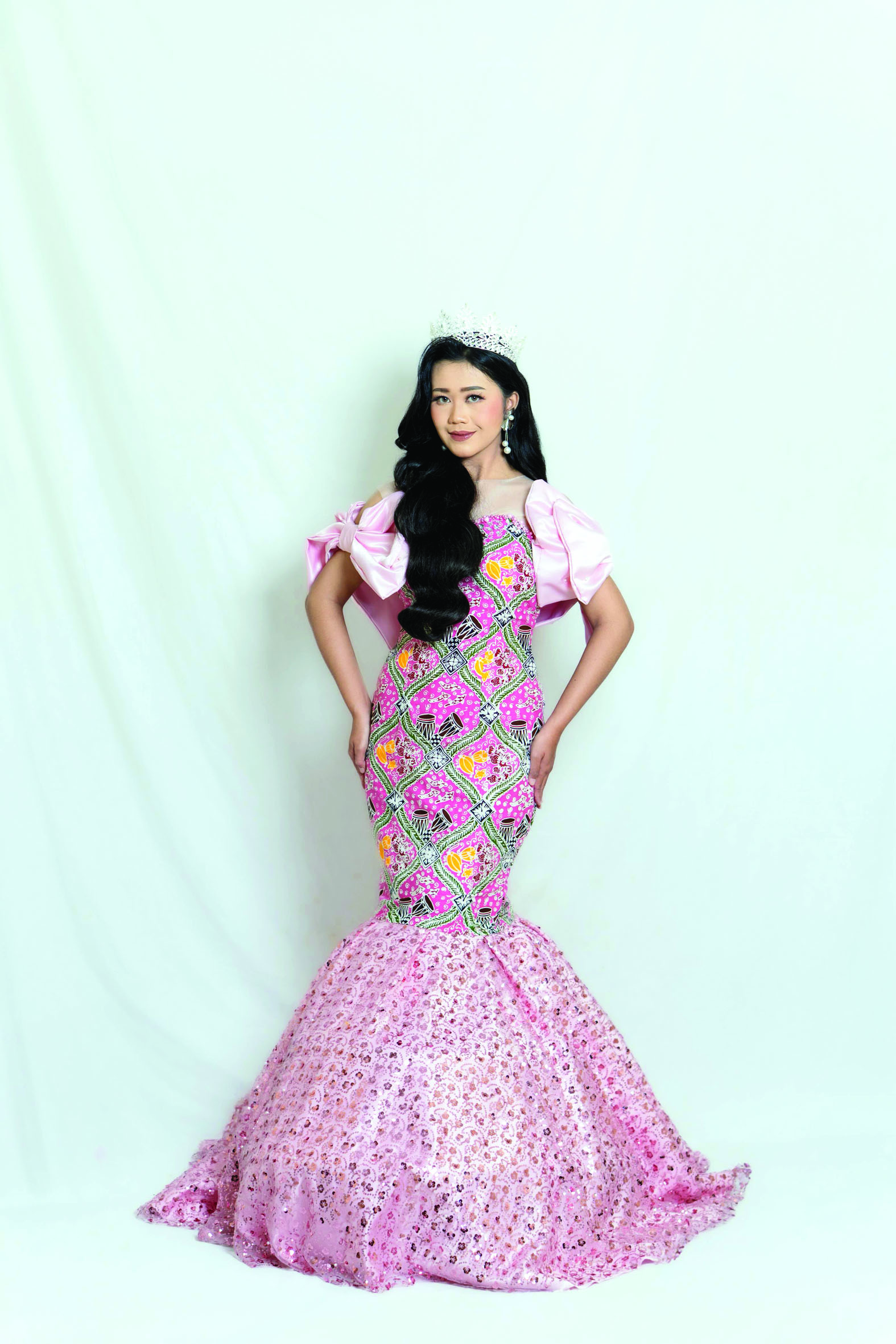 ANGGUN: Silvia dalam sesi pemotretan dengan busana pink fusia yang mencolok.