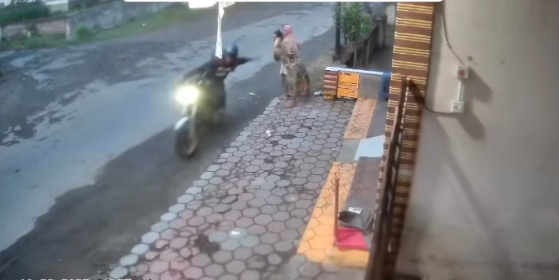 BUKAN EMAS: Tangkapan layar kamera CCTV yang merekam aksi pelaku yang menjambret perhiasan milik warga di Wonodadi, Rabu (29/10/2025).
