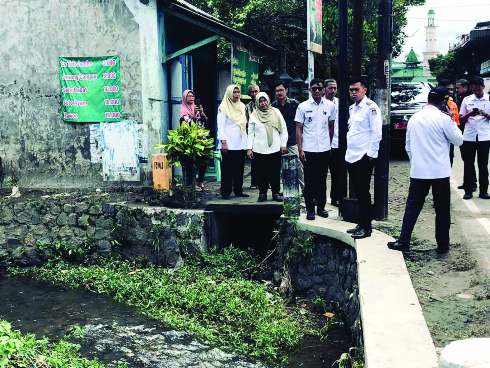 TERDAMPAK BANJIR: Wali Kota Blitar Mas Ibin dan jajaran OPD mengecek infrastruktur yang rusak akibat diterjang banjir pada Rabu(29/10/2025).