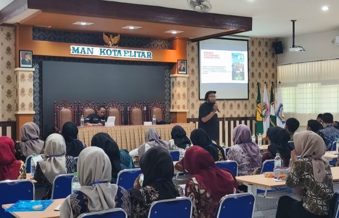 Diklat jurnalistik di MAN Kota Blitar melibatkan para praktisi di bidangnya.
