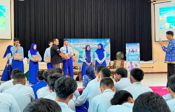 Pengumuman pemenang lomba cerdas cermat kategori kelas X dan XI dan penyerahan hadiah dalam acara Bulan Bahasa dan Sastra di SMAN 1 Talun.