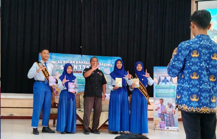 Peluncuran buku karya siswa-siswi kelas XI dalam puncak acara Bulan Bahasa dan Sastra di SMAN 1 Talun.