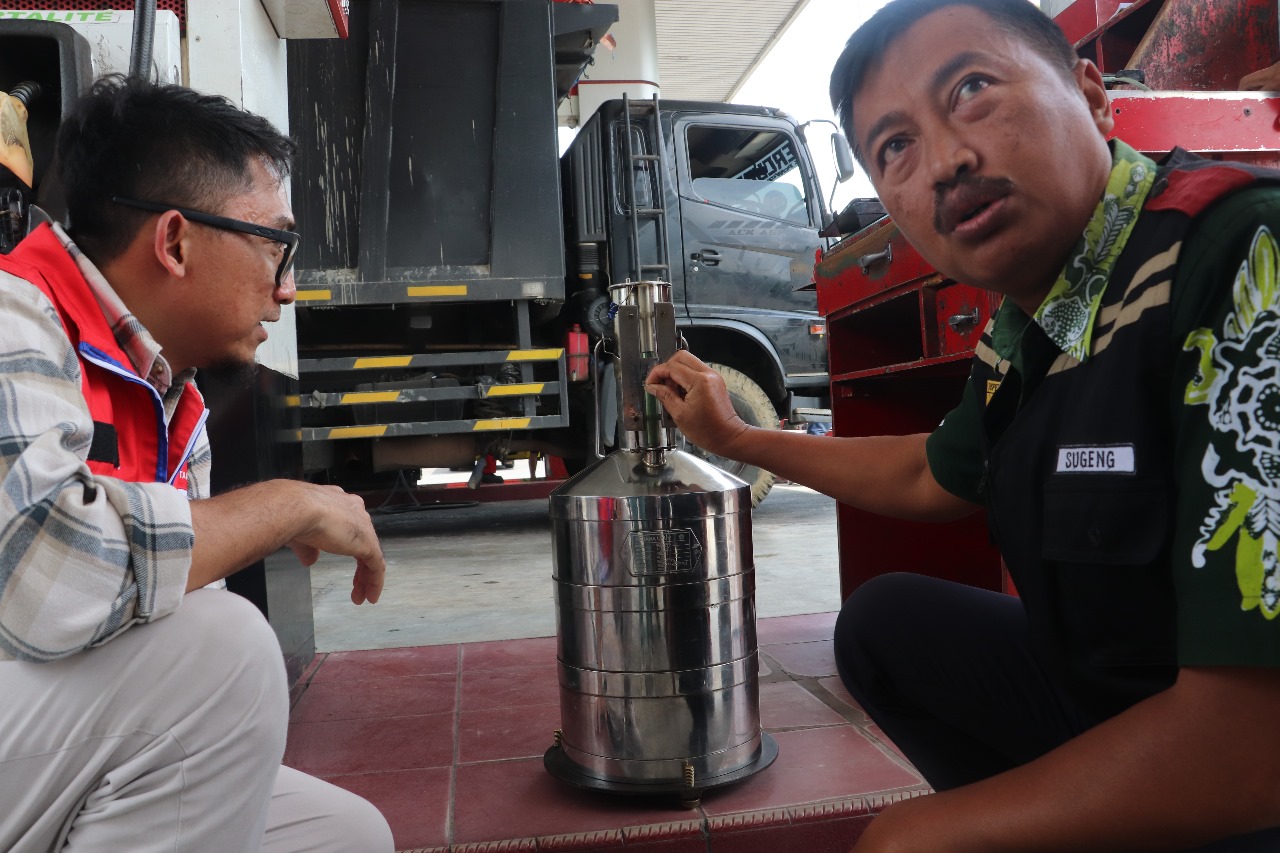 HARUS SESUAI: Petugas Disperindag Kabupaten Blitar melakukan pengujian takaran atau tera pada SPBU Talun, Kamis (30/10/2025).