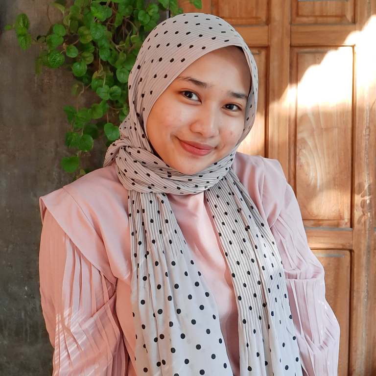 KREATIF: Devira Widya Zahwani suka berselancar di dunia maya.