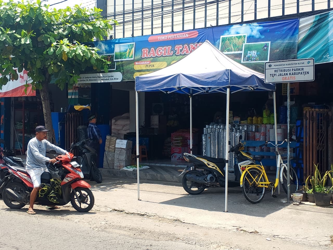 BEBAS: Salah satu lokasi parkir gratis yang terdapat di depan Pasar Gambar, Kecamatan Wonodadi.