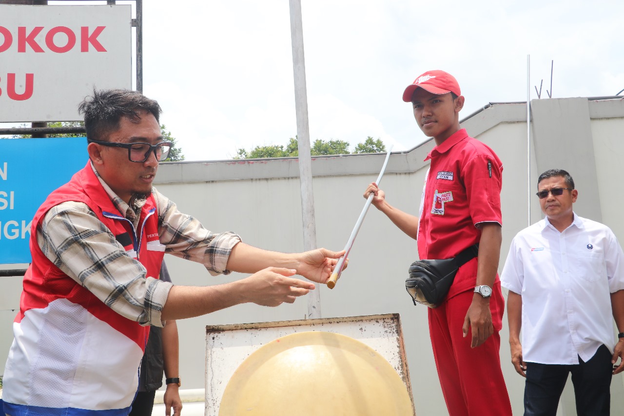 SESUAI STANDAR: Pertamina dan Hiswana Migas melakukan pengecekan mutu bahan bakar minyak (BBM) yang ada di SPBU Kelurahan Bence, Kecamatan Garum, Blitar, Kamis (30/10/2025).
