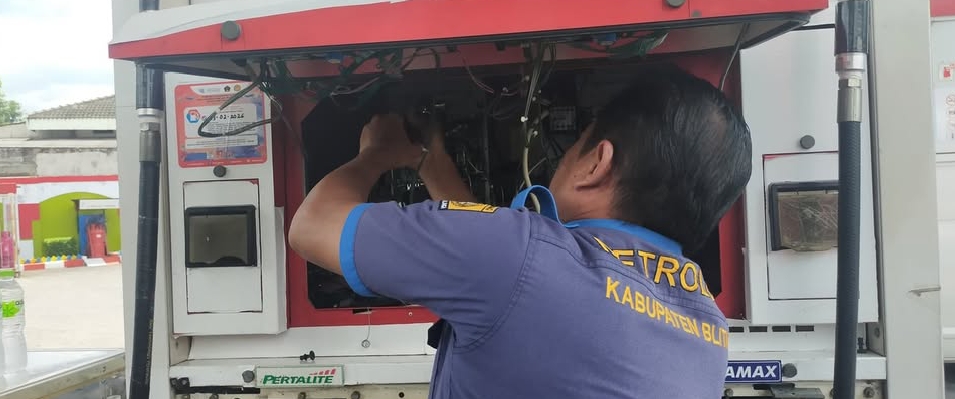 CEK KEAKURATAN: Disperindag Kabupaten Blitar melakukan uji tera ulang pada sejumlah alat pompa ukur BBM di SPBU.