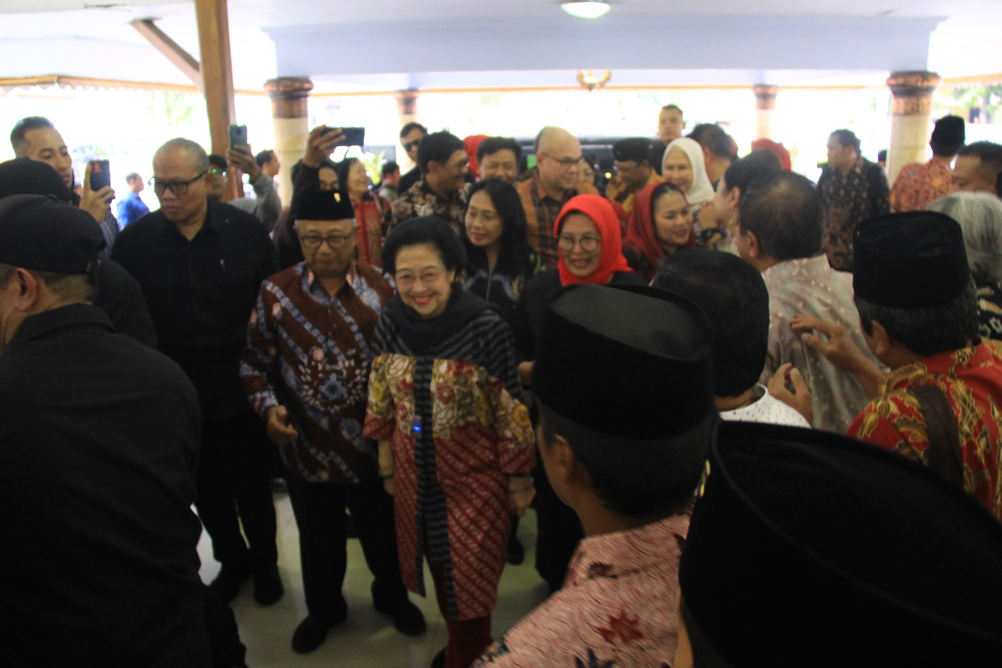 RAMAH: Kehadiran Presiden RI Kelima Megawati Soekarnoputri disambut hangat Bupati Blitar, Rijanto dan sejumlah kader PDIP di Pendopo RHN, Jumat (431/10/2025).