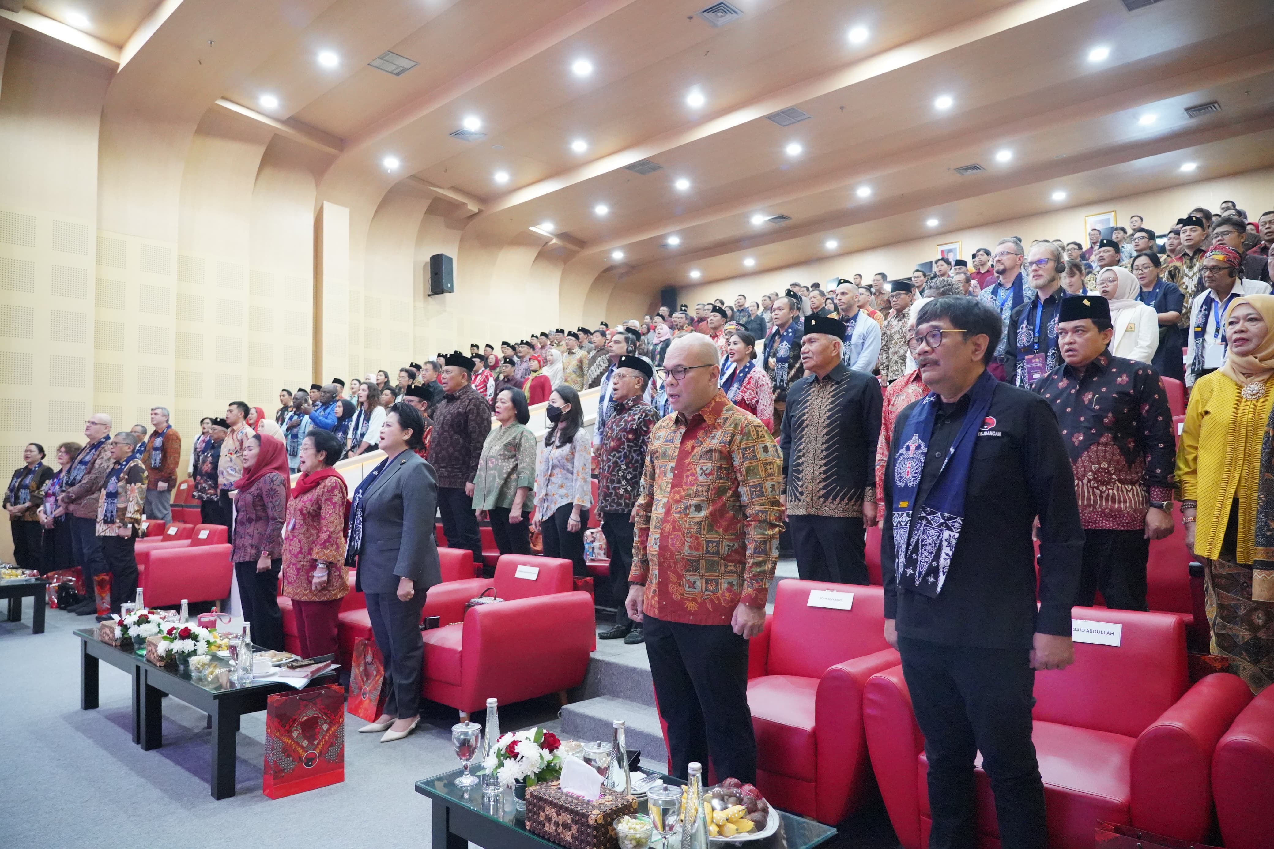 Khidmat :Anggota DPR RI, Romy Soekarno menemani Megawati Soekarno Putri dalam acara seminar, peringatan 70 tahun Konferensi Asia Afrika (KAA)