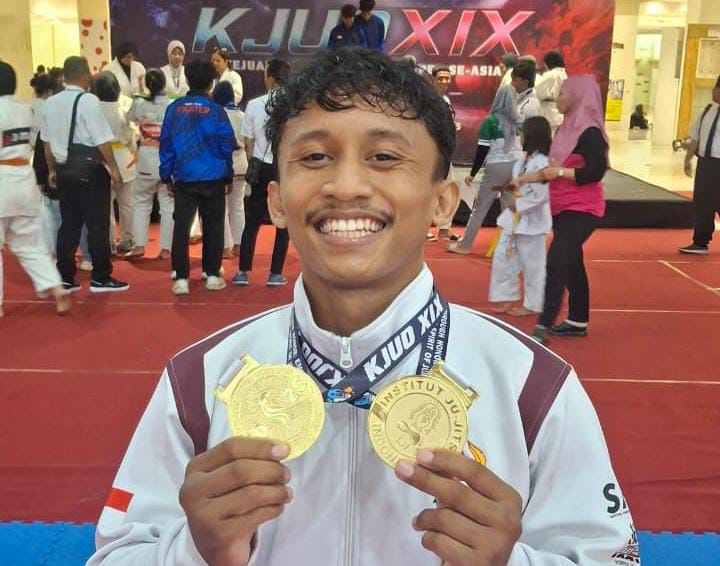 UNTUK BLITAR: Zaenal Abidin menunjukkan medali emas yang berhasil diraihnya dalam ajang Unesa Open 2025.
