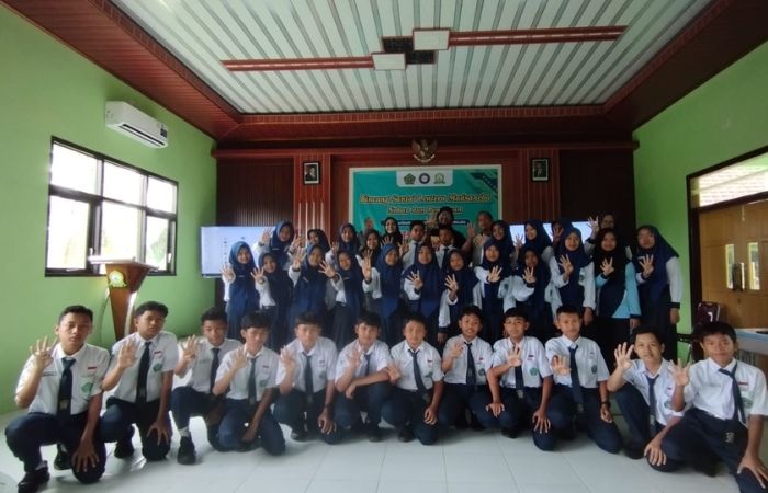 Pelaksanaan Bincang Santai Lentera Madsaneba Nobar dan Penulisan di MTsN 4 Blitar.