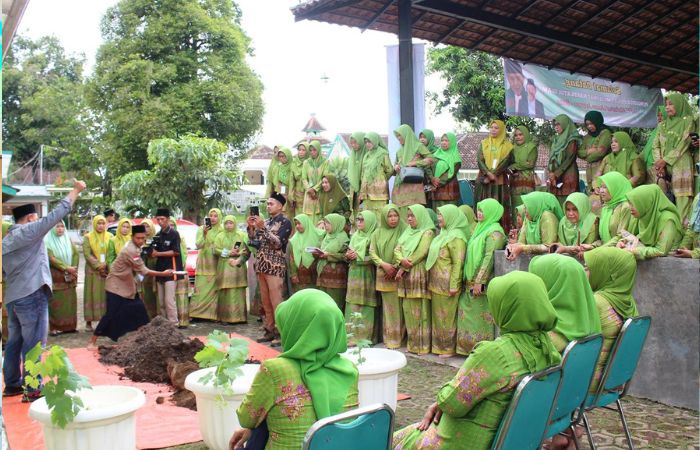 Pengukuhan dan Sosialisasi Ibu Asuh bagi Anak Terindikasi Stunting, Peduli Lingkungan Sehat di PP Maftahul Uluum Jatinom Blitar.