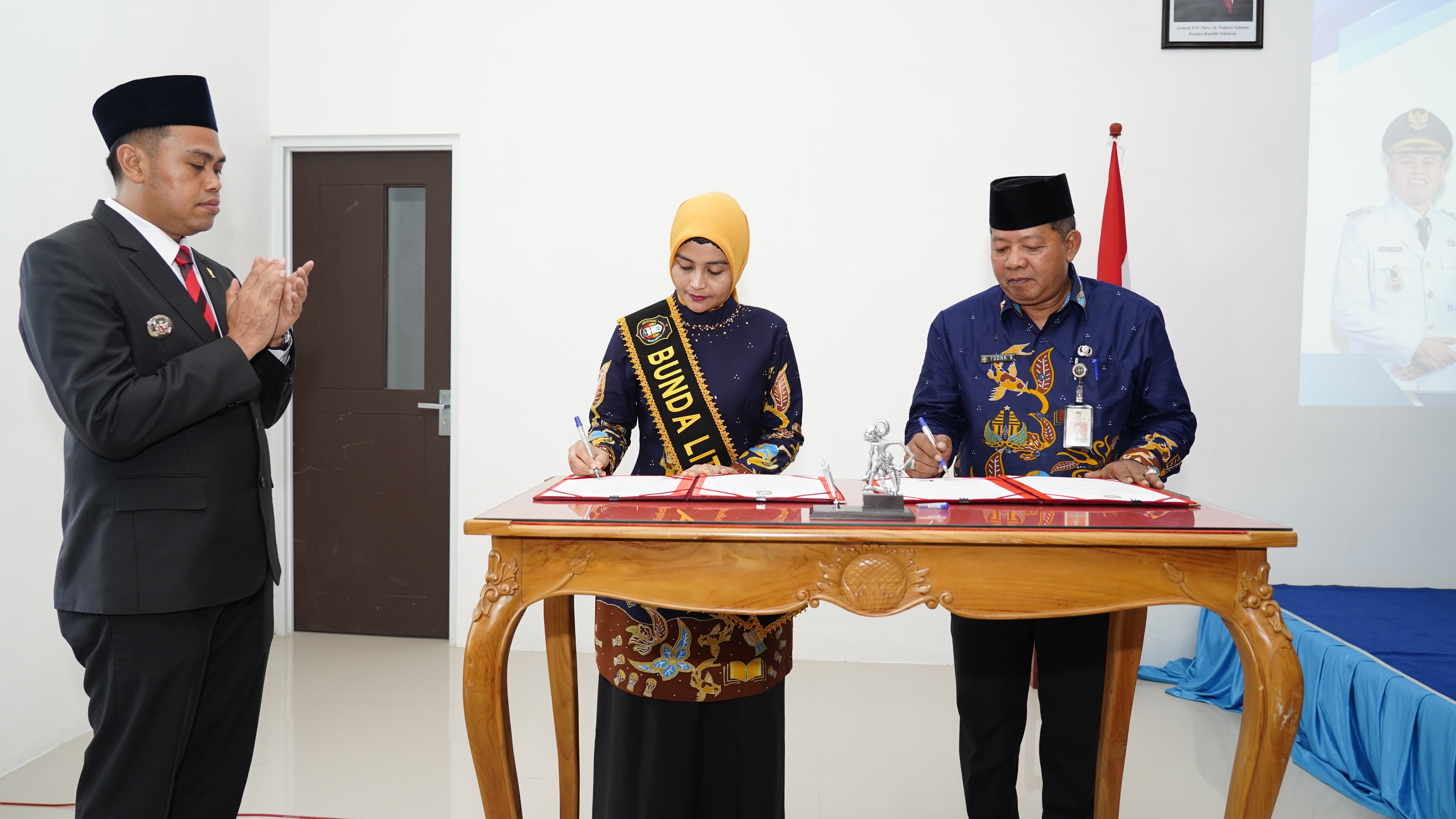 Wali Kota Blitar Syauqul Muhibbin mengukuhkan Bunda Literasi.