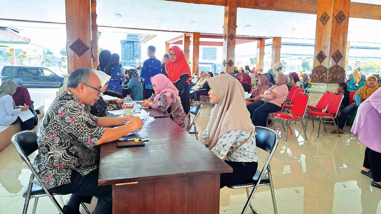 BANTUAN: Petugas dinsos dan Pemprov Jatim memverifikasi dan validasi bagi KPM Bansos KIP Jawara di Pendapa Sasana Adhi Praja (SAP) pada Selasa (28/10/2025).