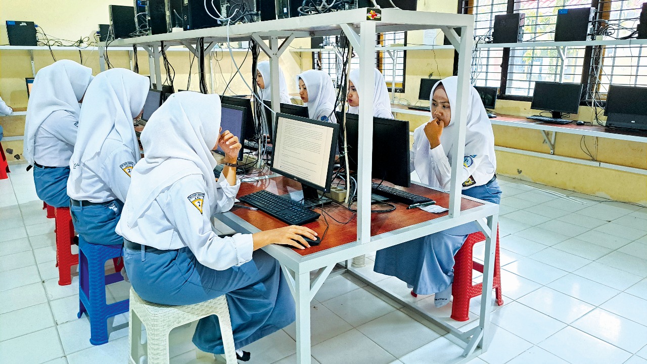 FOKUS: Siswi SMKN 1 Nglegok fokus mengerjakan tes kemampuan akademik (TKA) sebagai pertimbangan ke perguruan tinggi.