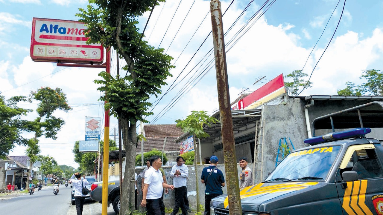OLAH TKP: Petugas kepolisian saat mendatangi TKP pencurian di Desa Sidorejo, Kecamatan Ponggok, pada Senin (3/11/2025).