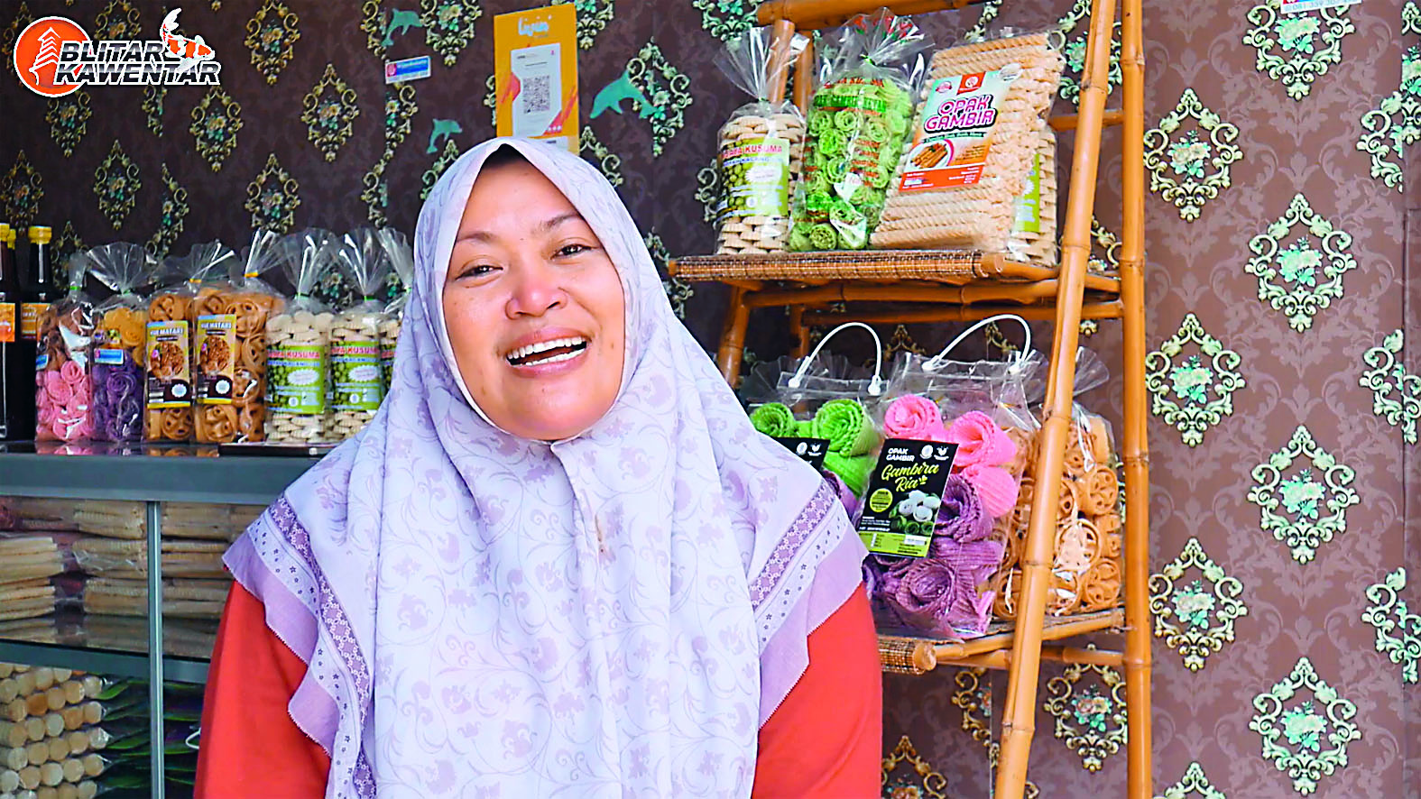 ULET: Dian Kartikawati terus mempertahankan warisan resep opak gambir Kelurahan Plosokerep Kota Blitar.