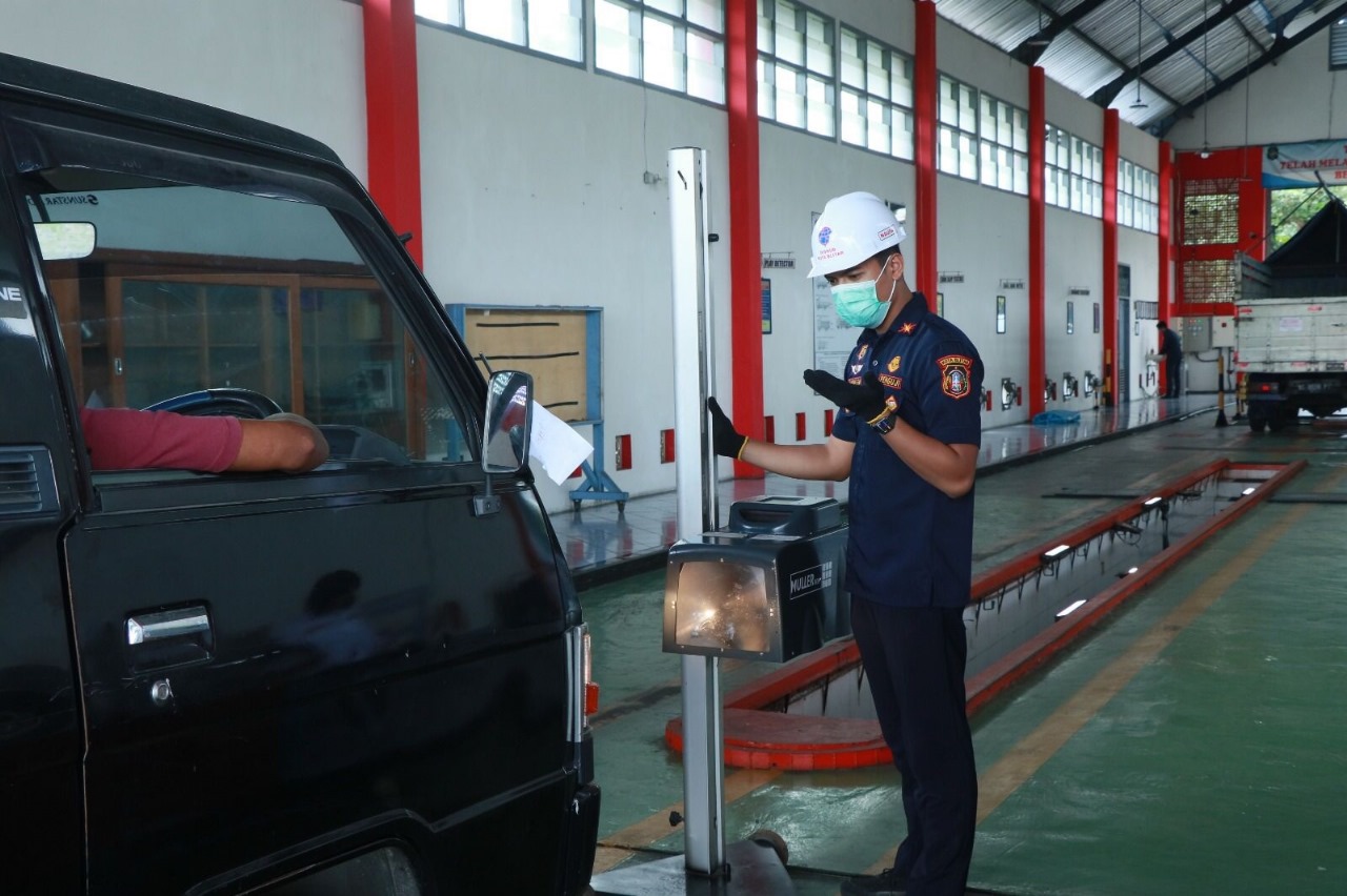 HARUS STANDAR: Pengujian kir pada kendaraan pengangkut untuk memenuhi standar operasi.