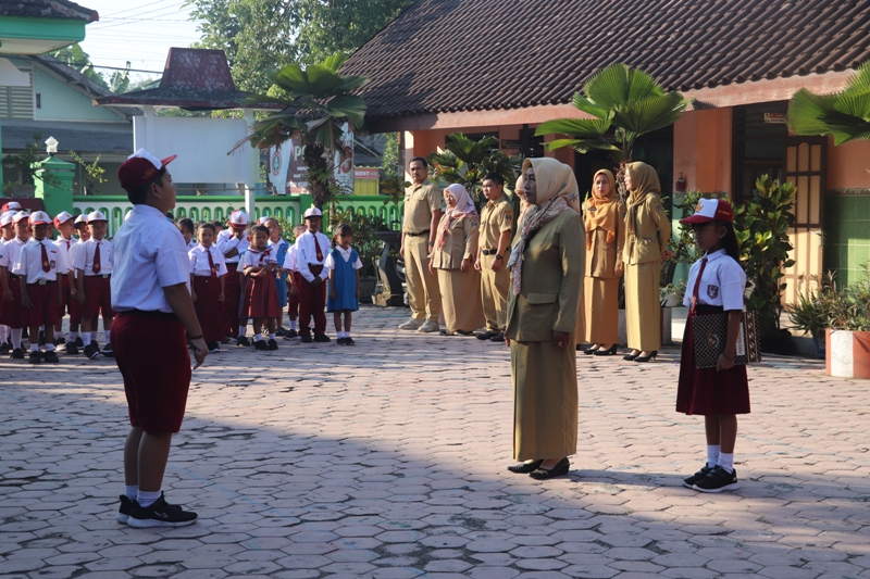 KHIDMAT: Kepala sekolah dan murid SDN Wonorejo 01 melakukan upacara rutin setiap hari Senin.