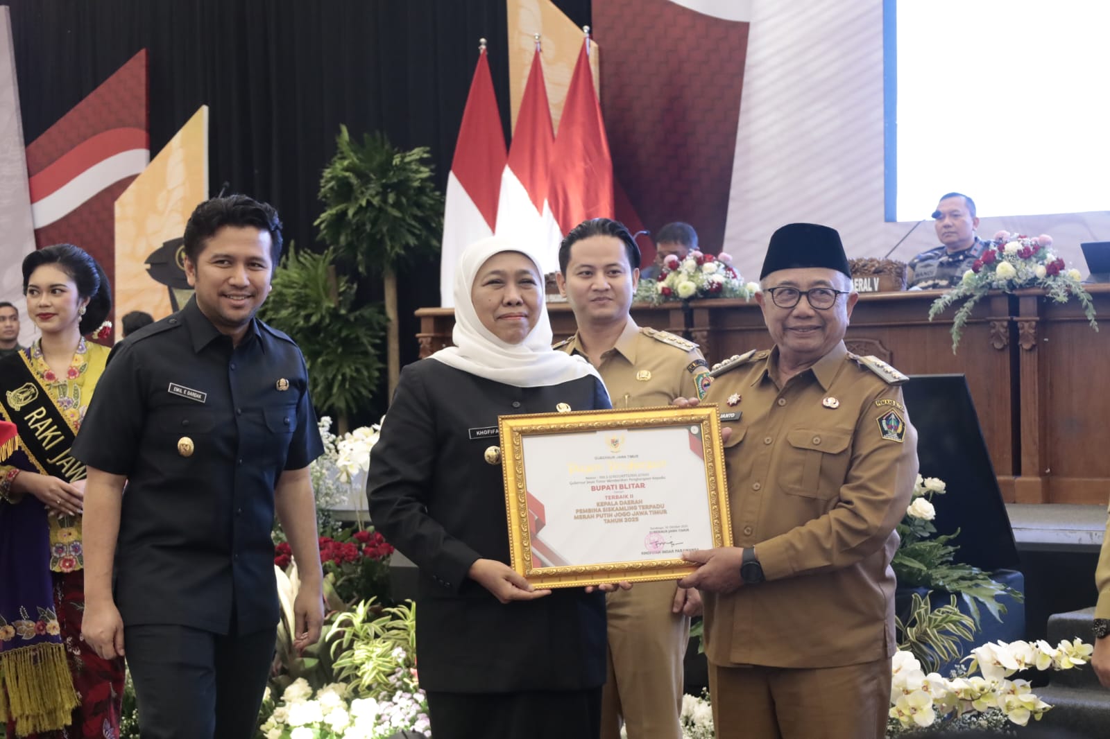Bupati Blitar mendapatkan Penghargaan oleh Gubernur Jawa Timur sebagai Terbaik II Kepala Daerah Pembina Siskamling Terpadu Merah Putih Jogo Jawa Timur Tahun 2025.