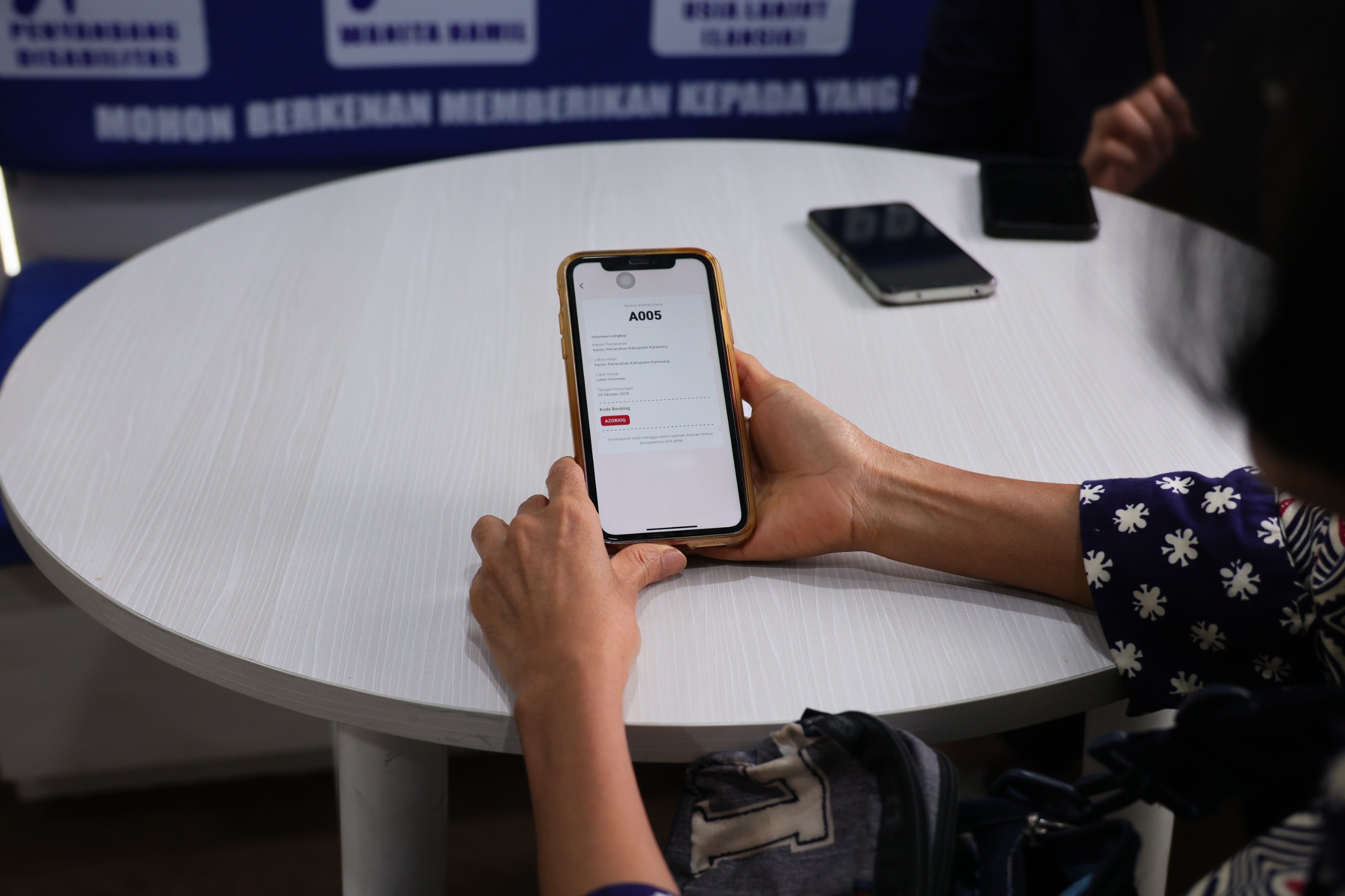 Warga Karawang merasakan kemudahan mengurus sertipikat melalui fitur Antrian Online