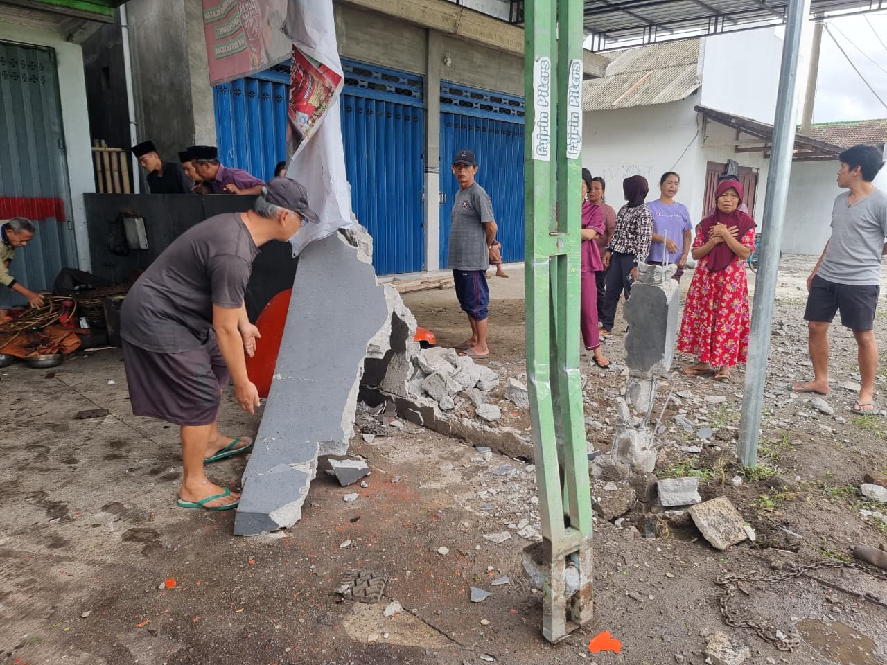IDENTIFIKASI: Personel Polres Blitar melakukan penyelidikan terhadap peristiwa meledaknya kompresor yang ada di Desa Siraman, Kecamatan Kesamben, pada Kamis (6/11/2025)