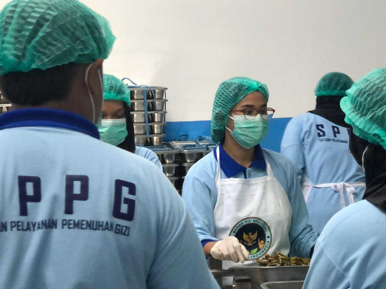 DIJAMIN AMAN: Aktivitas petugas di dapur MBG Kota Blitar beberpa waktu lalu.