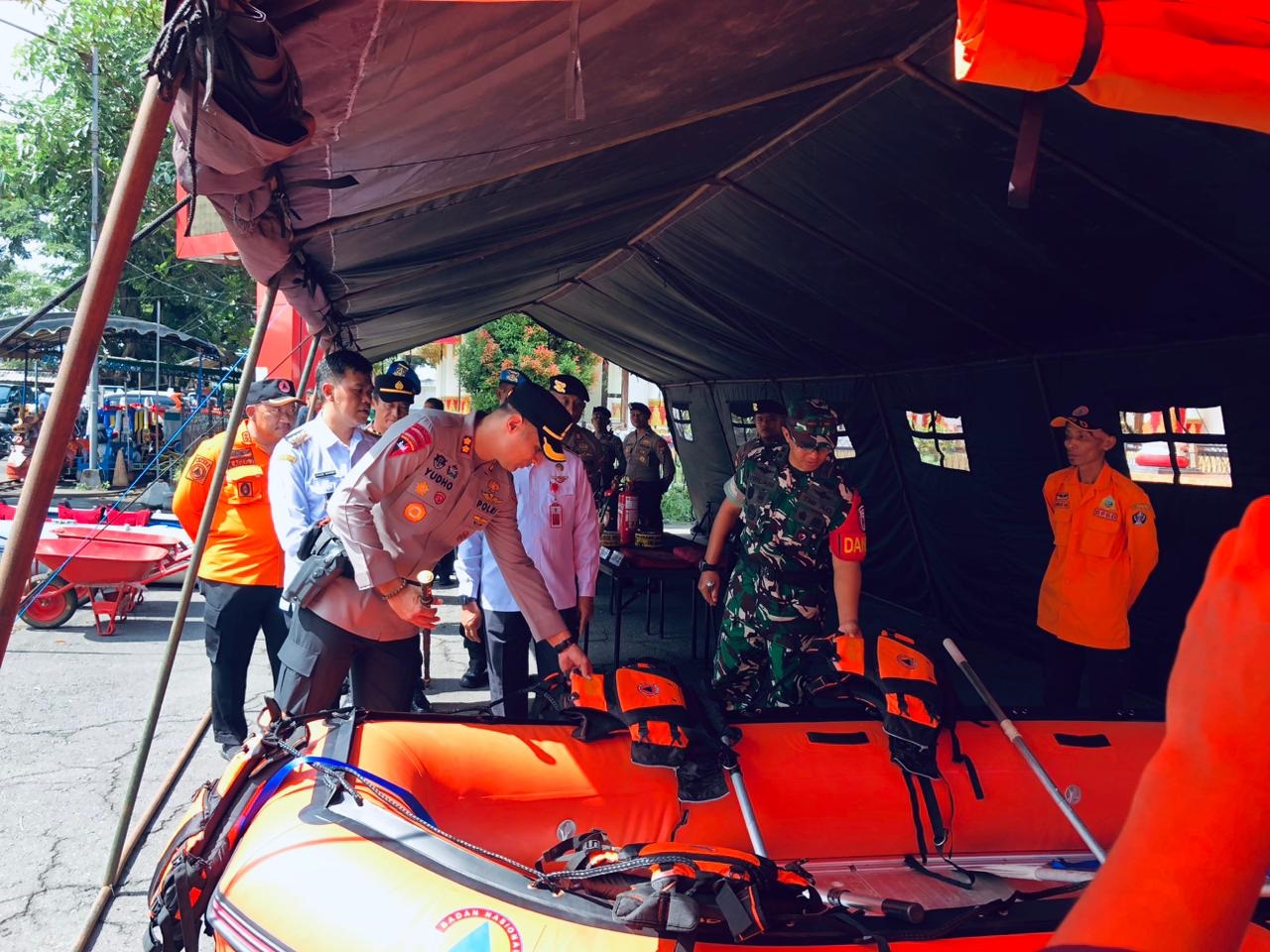 MITIGASI: Polisi dan aparat gabungan mengecek kesiapan peralatan penanganan bencana alam di PIPP Kota Blitar, Rabu (6/11/2025).