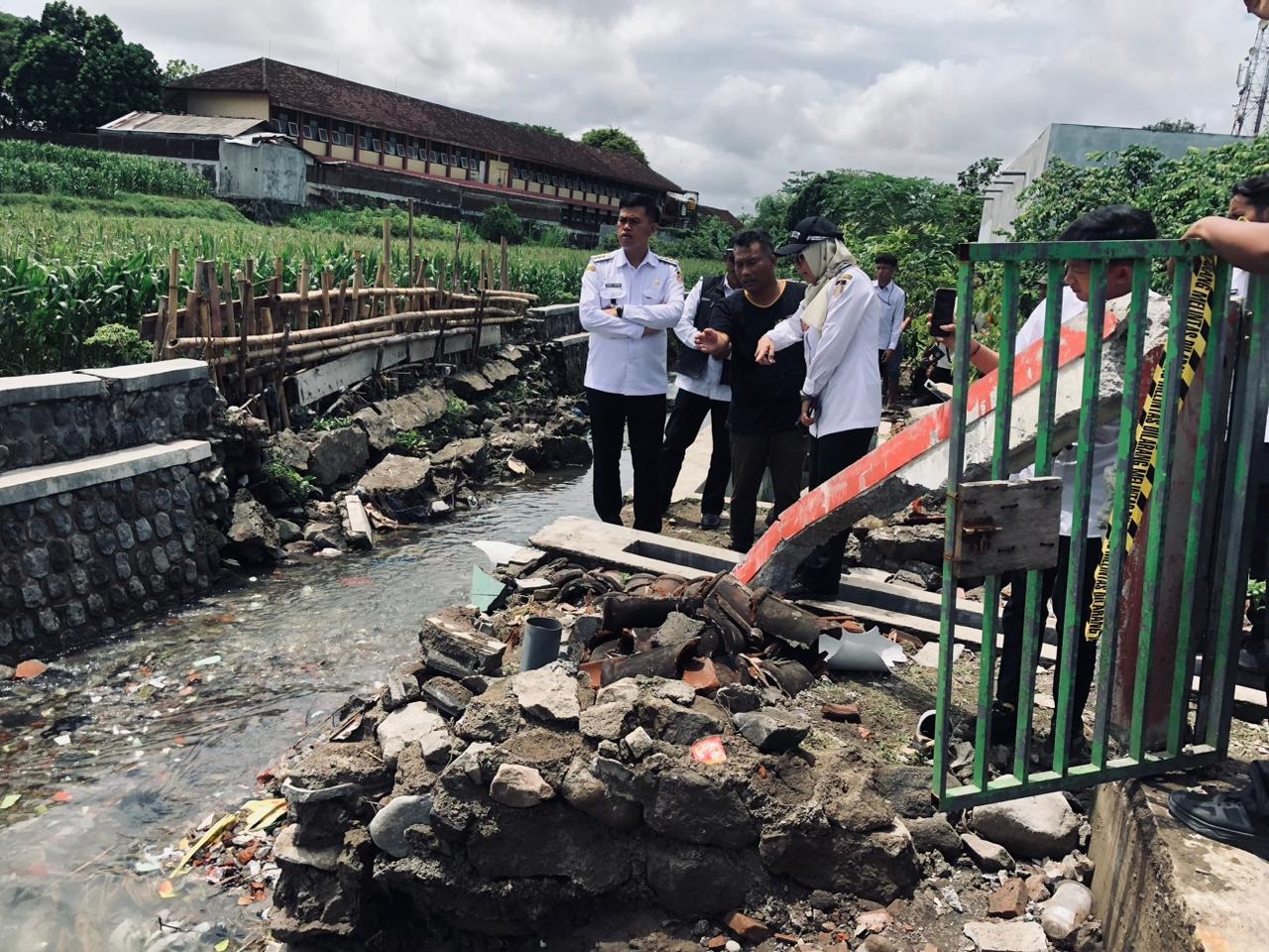 GERCEP: Wali kota Blitar Mas Ibin meninjau IPAL di Kelurahan Karangsari yang rusak karena banjir.
