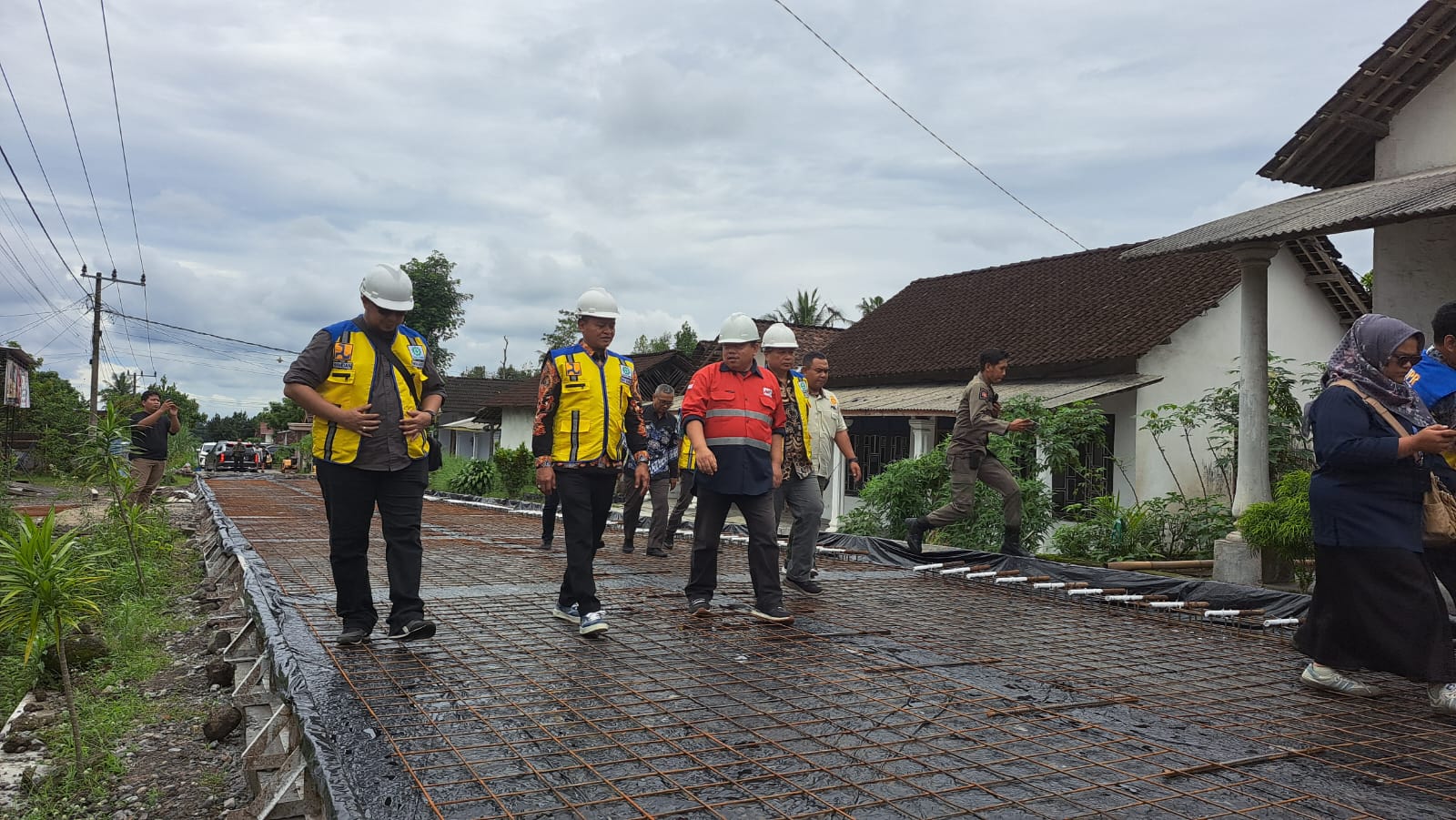 Wakil Bupati Blitar Beky Herdihansah melakukan sidak di proyek Jalan Desa Slorok - Karangrejo.