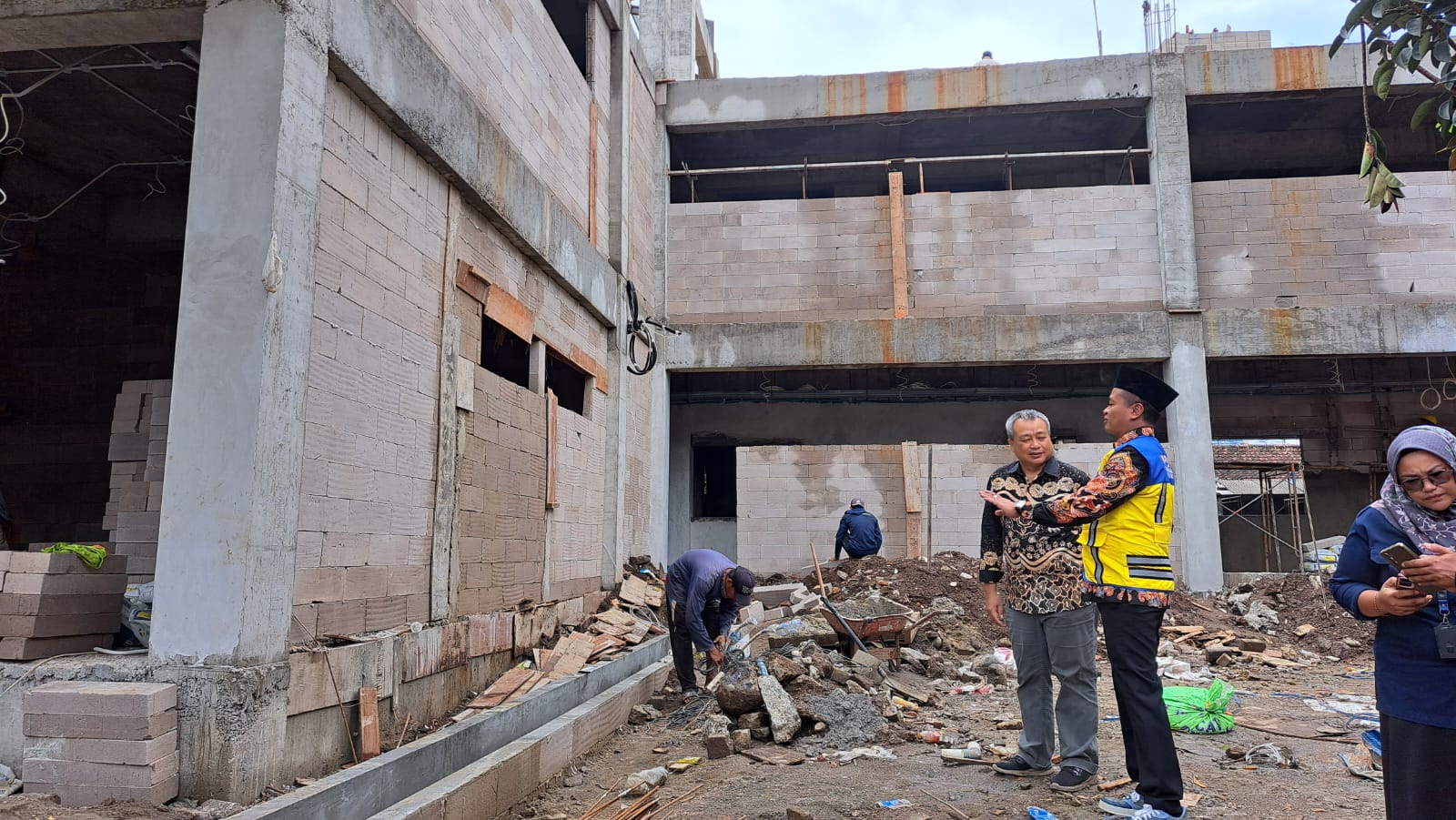 Wakil Bupati Blitar Beky Herdihansah meninjau langsung proses pembangunan Labkesda di Kecamatan Sutojayan, Kamis (6/11).