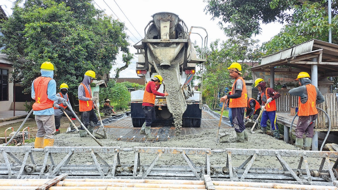 BERKUALITAS: Pekerja proyek dinas PUPR melakukan pengecoran jalan di Desa Slorok&ndash;Desa Karangrejo yang ditarget selesai Kamis (6/11/2025).