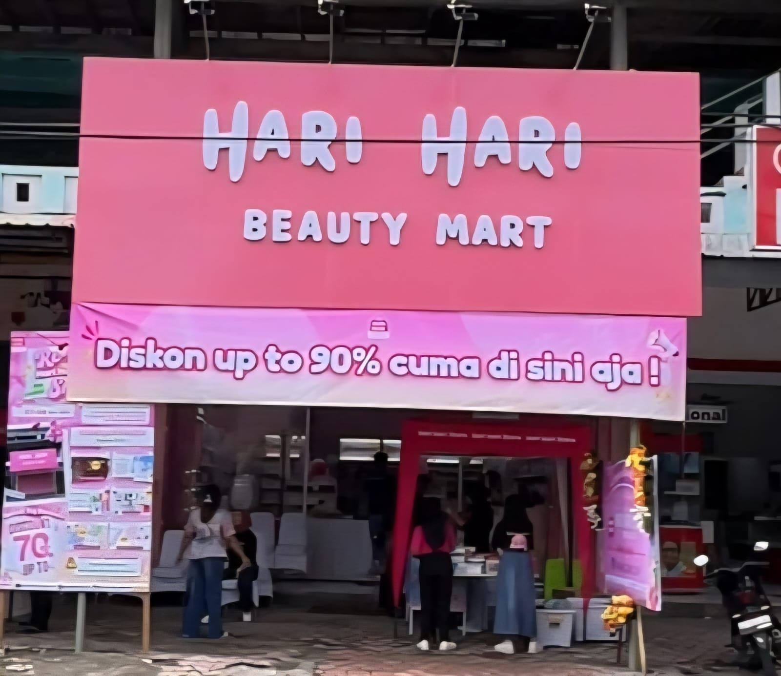 SUKSES: Hari-Hari Store Srengat Resmi Buka Kembali.