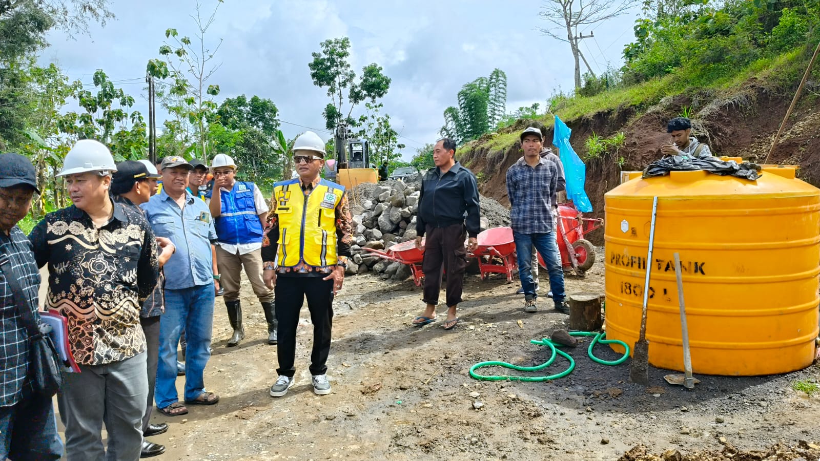 Pengawas : Wakil Bupati Blitar Beky Herdihansah saat melakukan sidak pengerjaan proyek Talut, di Desa Kabonsari Kecamatan Kademangan, Kamis (6/11).