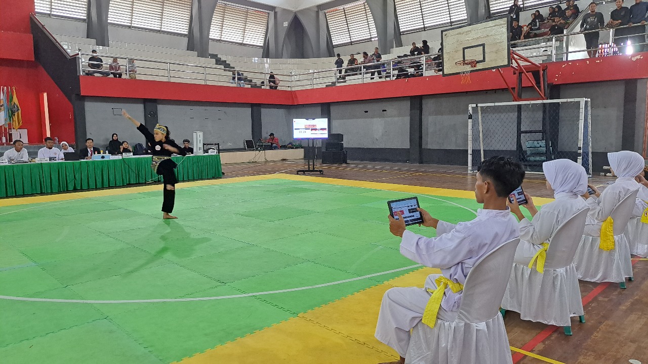 SEMANGAT: Atlet pencak silat menunjukkan teknik-teknik dalam gelaran Wali Kota Cup 2024 yang baru dibuka pada Jumat (7/11/2025).