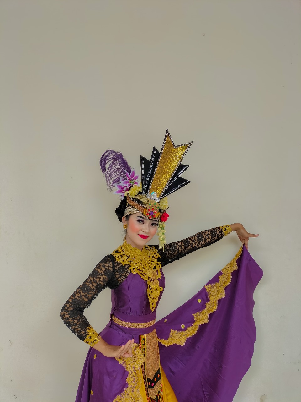 LUWES: Kusuma Ayu Dewi Lintang Sari ketika berkesempatan tampil menari tradisional beberapa waktu lalu.