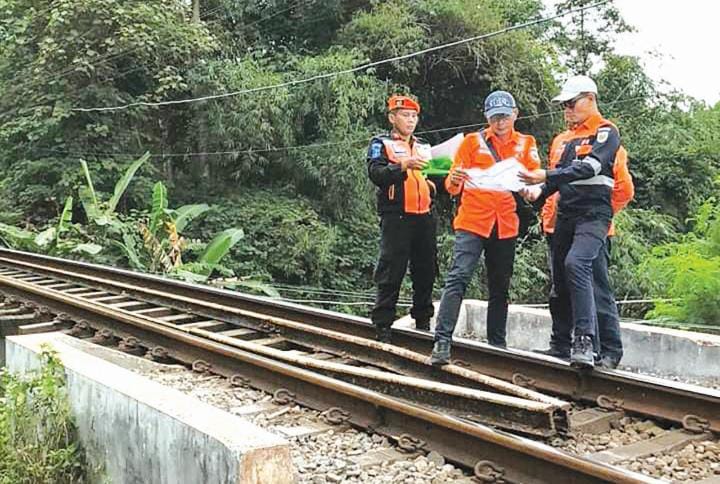 MONITORING: Petugas KAI Daop 7 Madiun melakukan pengawasan dengan berjalan kaki dari Stasiun Talun hingga Stasiun Garum, Minggu (9/11/2025).