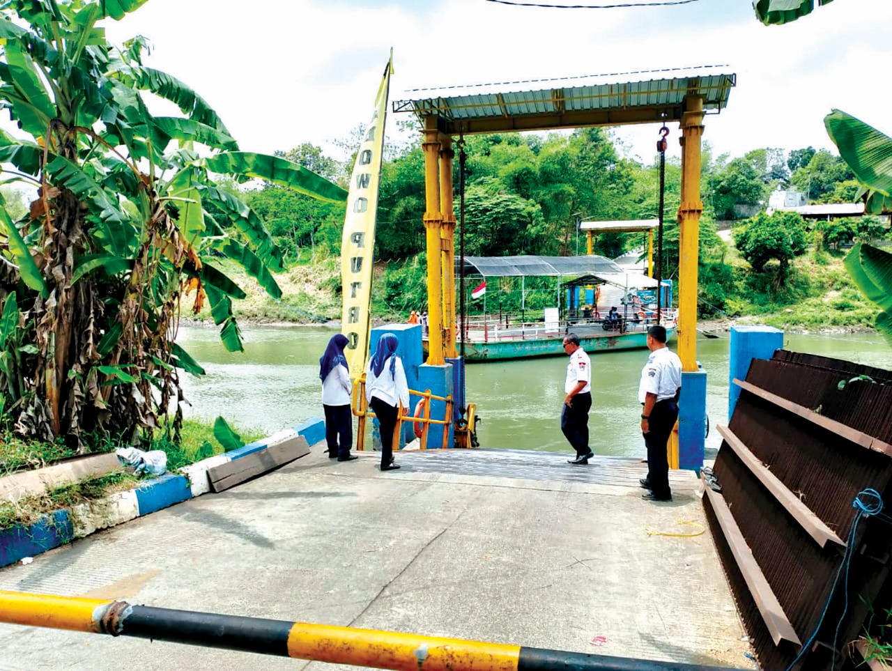 &lrm;EKSIS: Keberadaan layanan penyeberangan Dermaga Brantas penghubung Blitar-Tulungagung masih tetap digunakan pengendara.