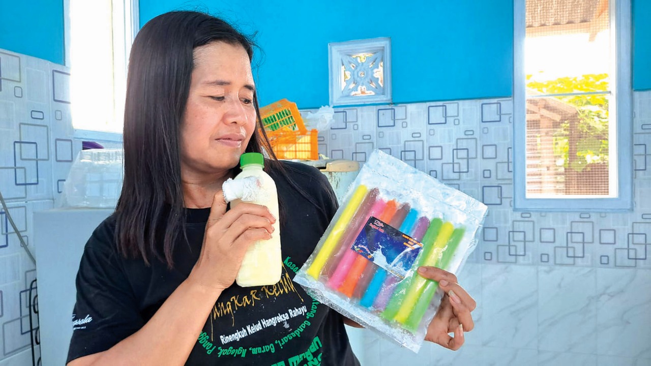 SEHAT : Yulianik, warga Desa Slorok, Kecamatan Garum, menunjuklan yoghurt buatannya yang sempat dibeli oleh Wabup Blitar Beky Herdihansah.