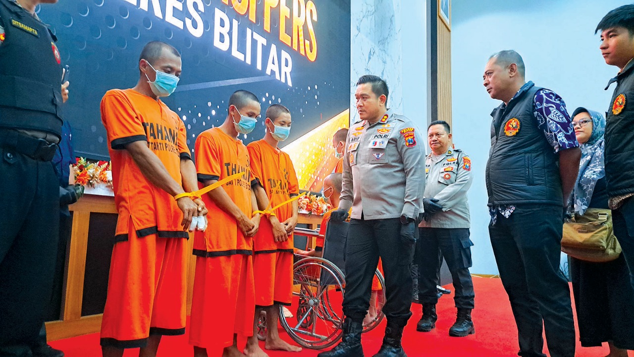 SIKAT: Kapolres Blitar AKBP Arif Fazlurrahman meminta keterangan kepada tersangka pencurian hewan ternak, Jumat (7/11/2025).