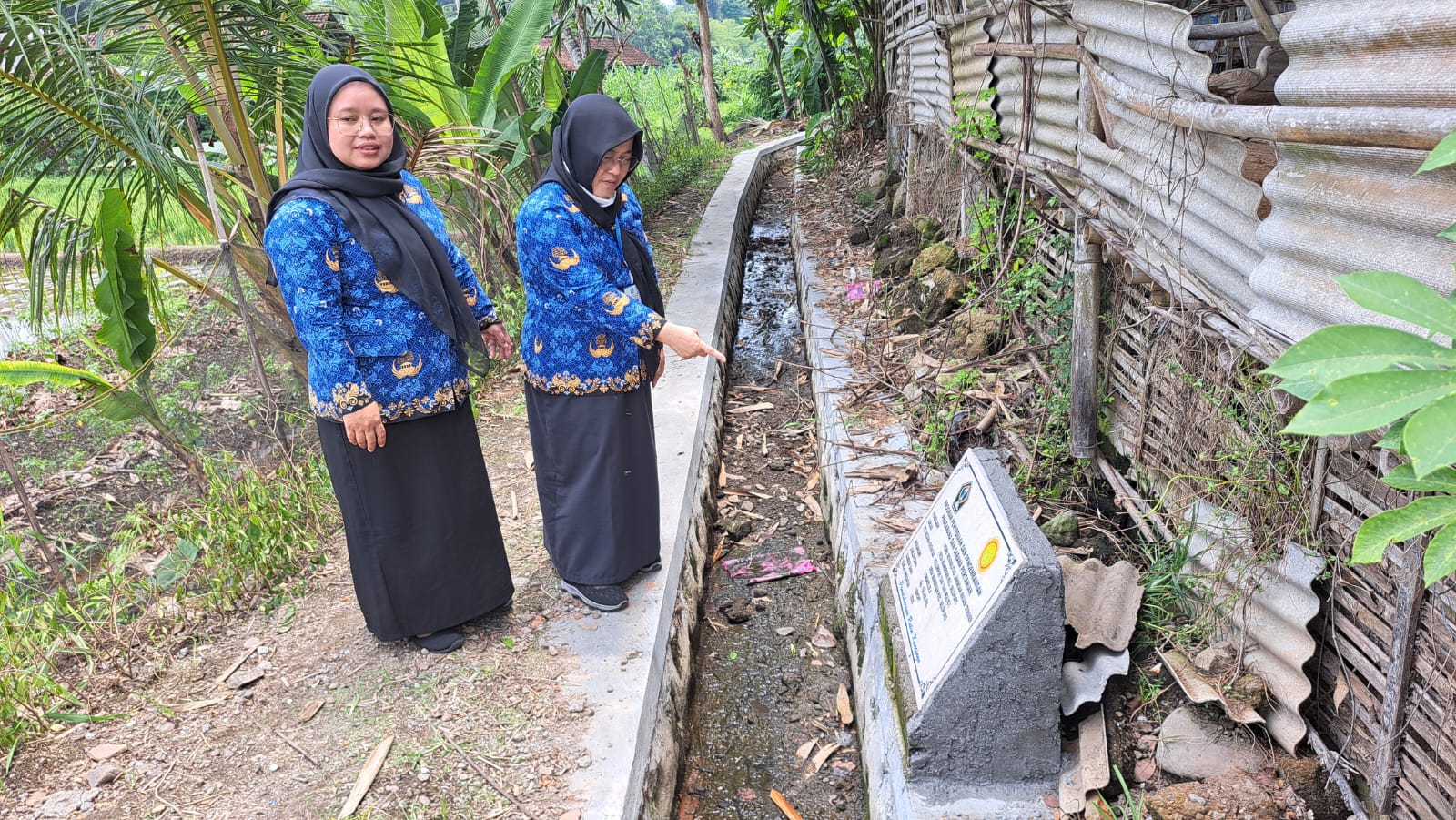 Monitoring : Tim SDA Bagian Perekonomian Setda Provinsi Jatim menunjukkan hasil pemanfaatan DBHCHT di Desa Mandesa Kecamatan Selopuro, Senin (10/11).
