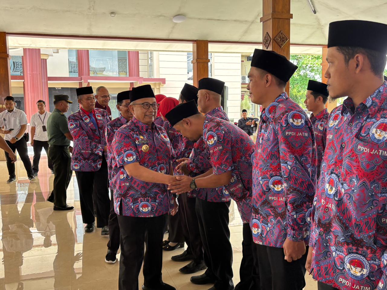Resmi : Bupati Blitar memberikan selamat kepada anggota PPDI yang baru dilantik, Selasa (11/11).